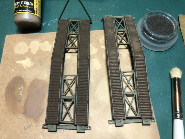 I concentrated the drybrush highlights to the centre of the bridge decking where it would receive the greatest wear.