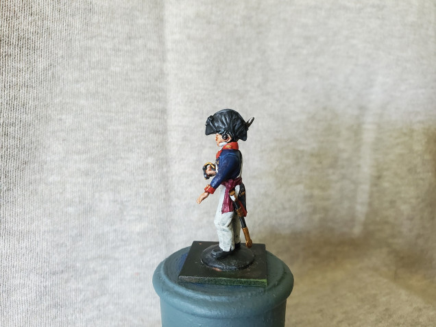 The officer's sash around his waist is painted with Screamer Pink (GW) and shaded with Carroburg Crimson (GW) before highlighting of some fo the folds with Pink Horror (GW). Sergeants and above also wear sashes like this, however they are much more red and contain a stripe of facing colour (or equivalent) down the middle of the sash. CSMs and RSMs may have worn sashes more like the officers, though that would depend on the wealth of those men, really.