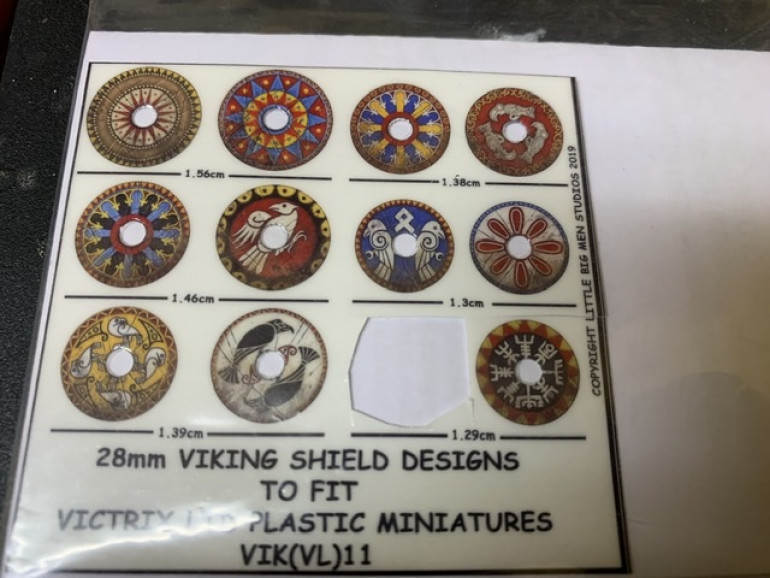 I used one of Little  Big Man Studios transfers from their Viking range for the Dwarf King’s shield. The musician also got his shield transfer from LBMS but from the Oathmark Dwarf range. Note that the 1.29mm sized Viking shields fit perfectly on the plastic Oathmark shields. Of course as an alternative, you could get the Victrix plastic shields and use them instead. 