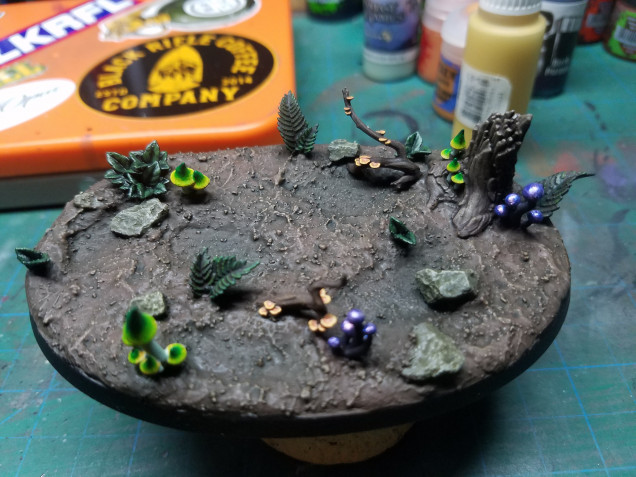 The final step is a controlled stipple of moldy ochre on the chicken of the woods, a thinned coat of red interface(Greenstuffworld) on the amethyst, and blend moot green(gw) then warpstone glow(gw) leaving the rim of the cap moldy ochre and tip warpstone glow 