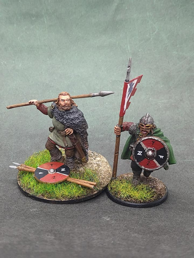 Warlord and Standard bearer have the same symbols as their hearthguard, just in the alternate colour.