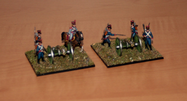 Horse artillery have 3 men per base instead of 4 and a smaller calibre cannon.