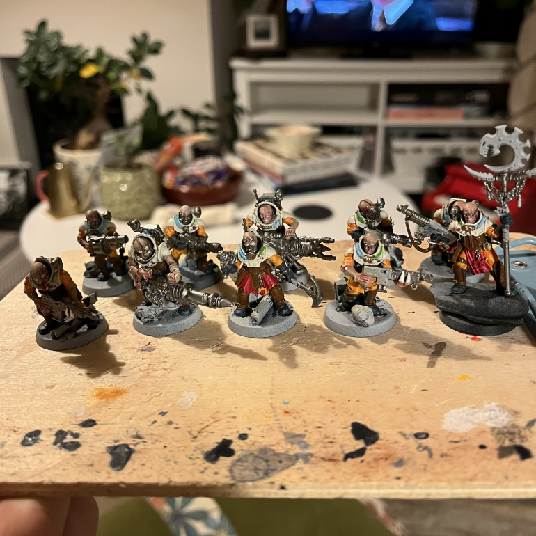 Here they are with mournfang brown on the pads, wazdakka red on the fabric, reaper blue on the boots,  leadbelcher and bright bronze on the metal and green, blue and red details on the lights. 