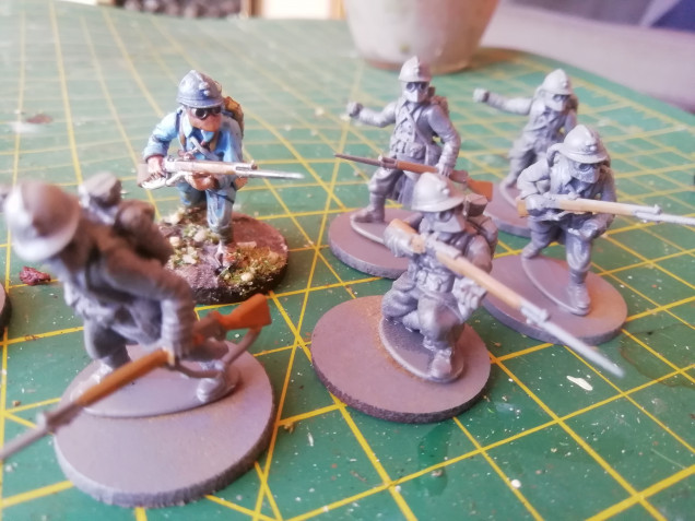 I got another box of French plastics so I can complete my units. First off is an 8 man Trench raider squad. To make them stand out I've given them all gas masks and had some tossing grenades 