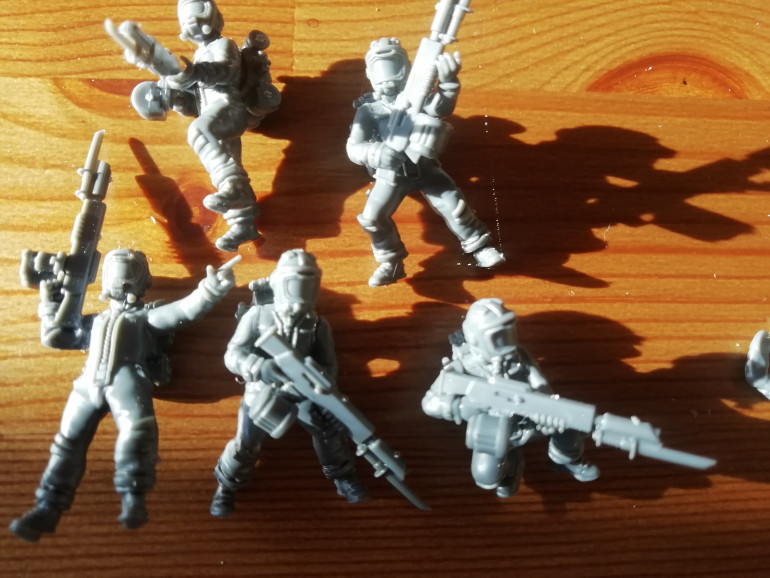 These five will be the space Operating Force who I'm basing off the art work above. These will be the unions special forces while everyone else are the peoples army. I used spare armour plating from my WW1 French for shoulder pads