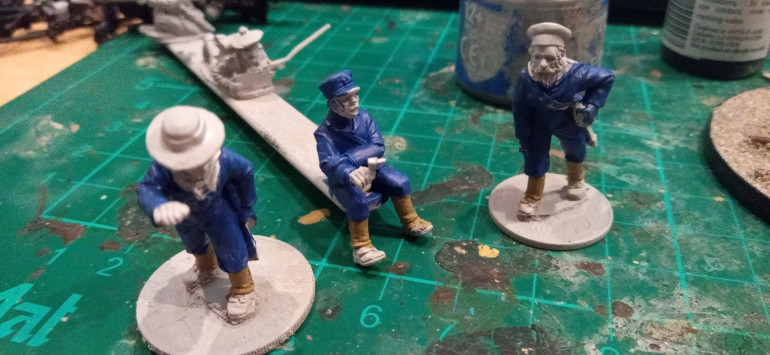 I glued the sitting gunner to a popsicle stick and the gun on a 50mm Round Base, the crew are based on my standard 5c and 10c coins