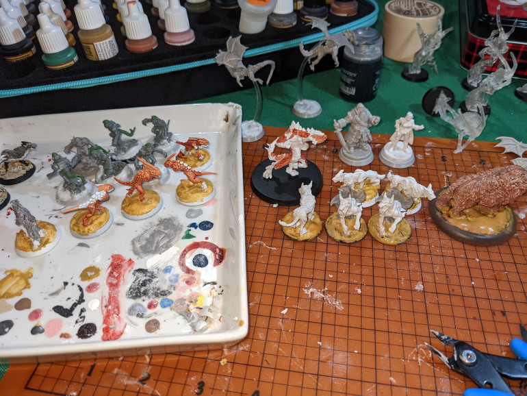 Also did a first priming pass on some lizardman arms, but mostly it was just putting Desert Yellow on my bases. Still waffling on what I want to do next, so decided to do a bit on a bunch of them. Tomorrow we can put some Strong Tone to go into the cracks.
