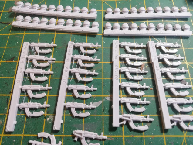 From Anvil Industries I got some of their imperial guard conversion bits. I wanted something that looked more like an AKpulse rifle and some shoulder pads that look a bit colonial marine but more bulky