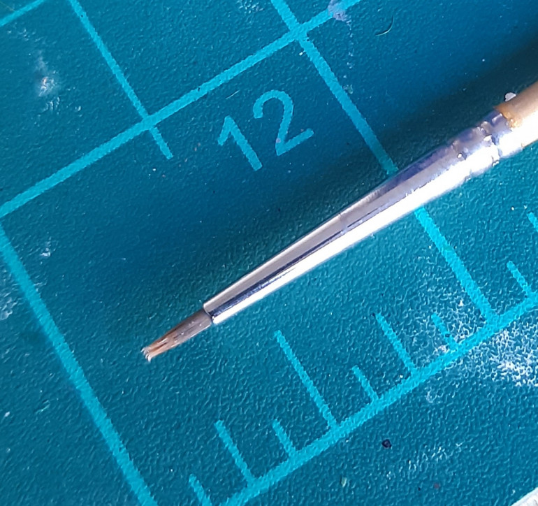 Dug out a cheap old brush with a fine but blunt tip 