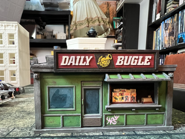 Daily Bugle was painted as per box art, with weathering made of Agrax/Nul Oil washes and Typhus Corrosion dry brushes. Windows were painted black, washed dark blue and dry brushed medium gray (similar to cars above).