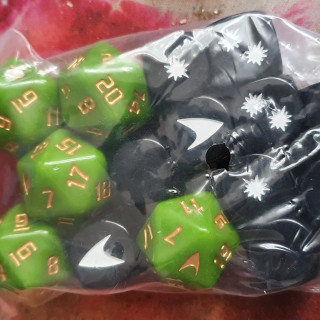 5 twenty-sided dice with a custom captain’s tunic design, and 10 six-sided Challenge Dice for use with Star Trek Adventures. Plus 6 Momentum tokens, and 26 Threat tokens.