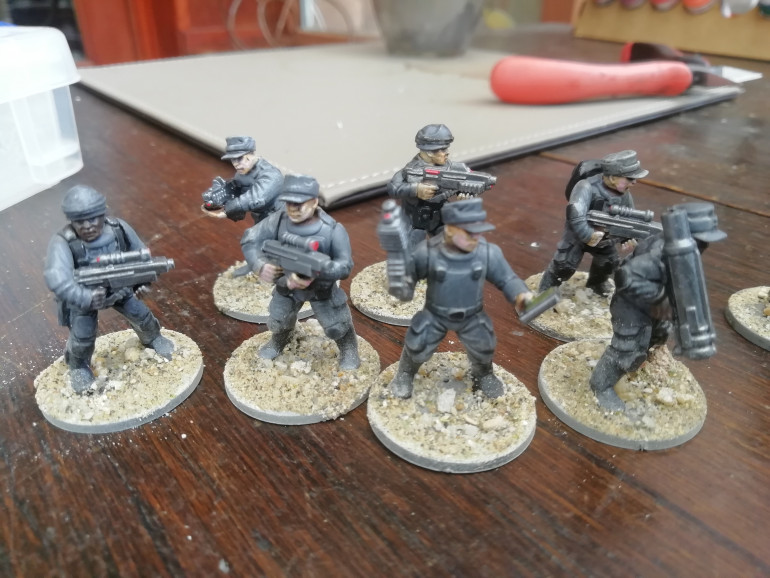 I've put together some more human fighters but this time using stargrave merc bodies with cannon fodder heads from Wargames Atlantic. They blend I well with my previous experiments 