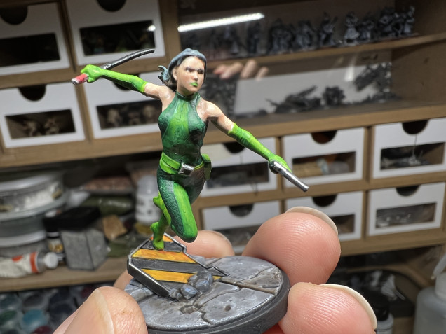 Viper's suit was highlighted with adding some yellow (from the base) to the lighter green and then using each lighter green to highlight the next darker one. That offered a quick and easy way to proceed with the whole suit. I painted the katana handle red to offer some interesting contrast with the rest of the model.