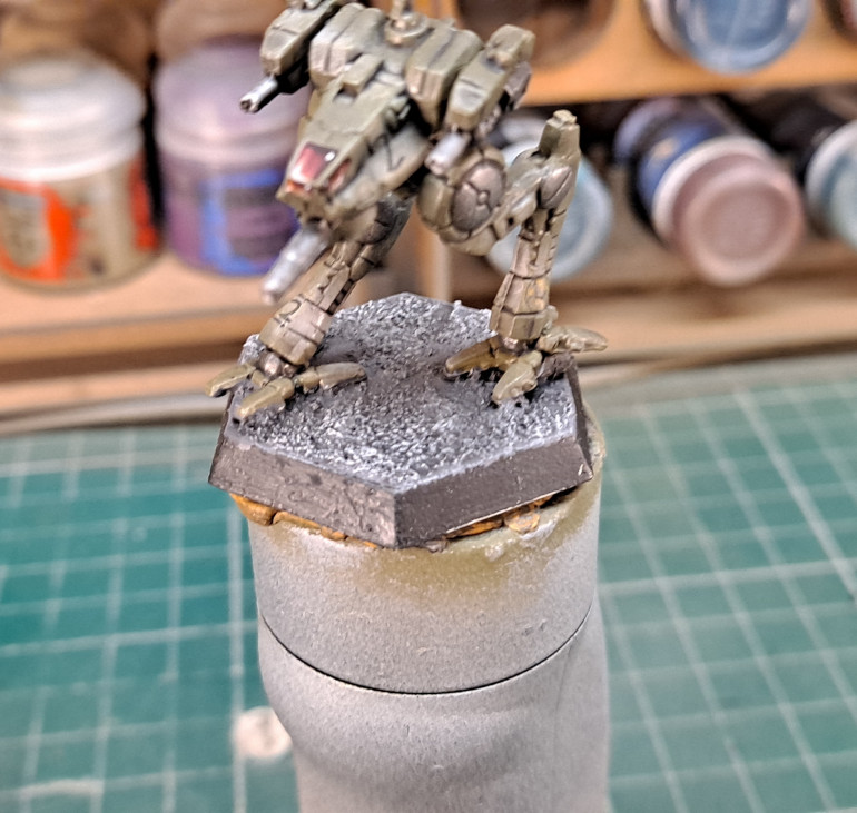 Focussing on the more gritty texture, I drybrushed a white (Citadel Praxeti White Dry)