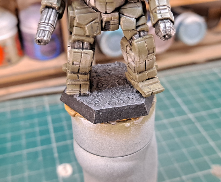 to tidy the wash, I drybrush the base with grey. This tidies and tightens up the wash and begins highlighting (Citadel Dawnstone Dry)