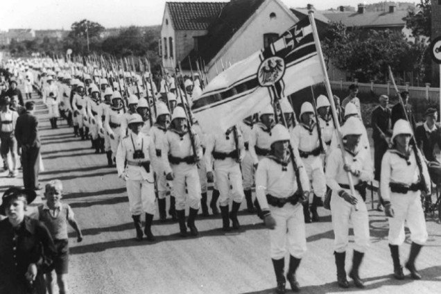 A pre-war photo showing the tropical uniform of the Imperial German Navy. 