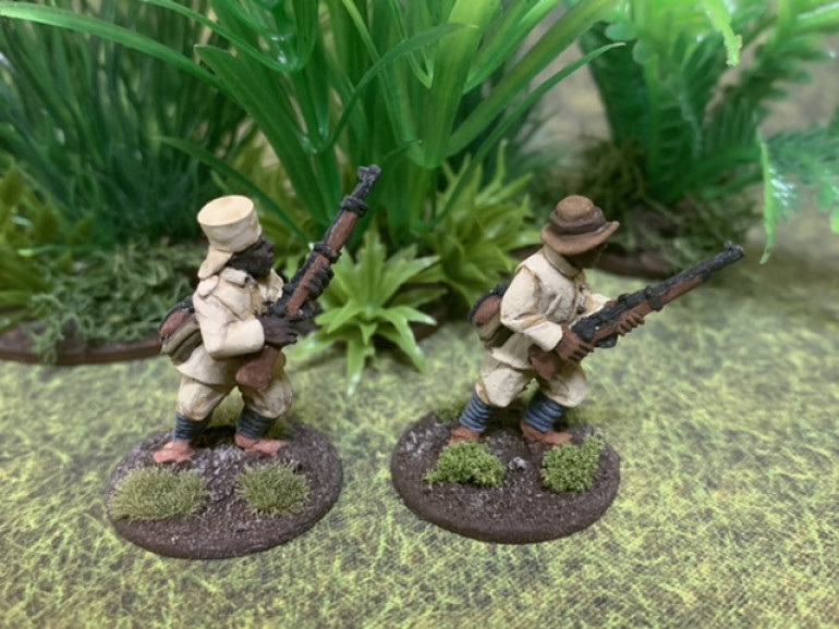 The issue hat of the Askari was called the tarbush and is seen on the left. The figure on the right wears a scrounged up hat, probably civilian or handmade by the soldier himself. As the war progressed, uniforms were constantly modified or replaced by using captured uniforms or civilian clothes.  