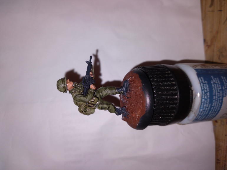 Once the base layers were dry I washed the boots and m16 with nuln oil, the pack and pouches with diluted agrax earthshade and the uniform with nuln oil mixed with a small amount of dark green contrast paint