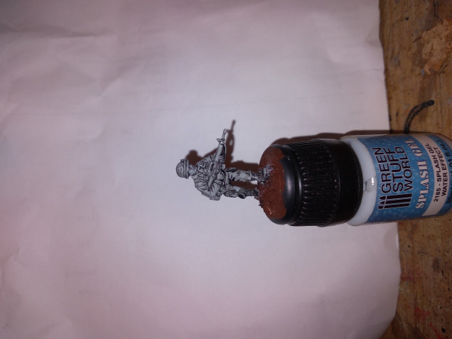 I base coated the rifleman with grey seer then blobbed on nuln oil so I can see the details then I drybrushed with grey seer and left it to dry before adding the base colours