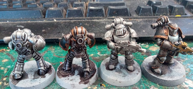 The Comparison between undercoat with first wash and finished mini. The Shoulder Pads are both black, again waiting for the transfer sheet.