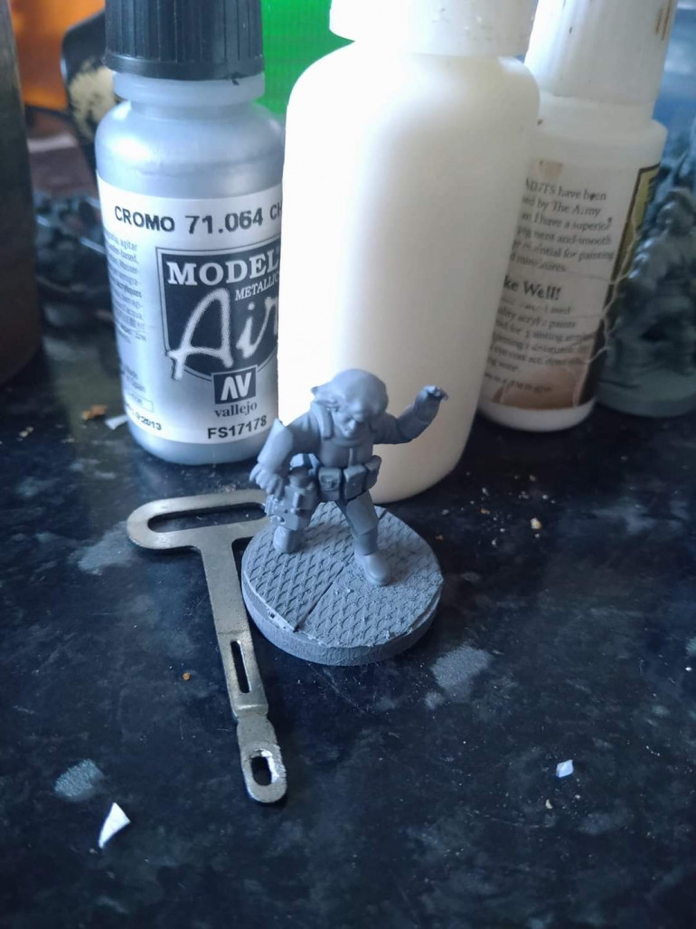 Daughter Ryla kitbashed from the Stargrave Crew 2 box. Beret from a Warlord Games Bolt Action Commando sprue. Ammo pouches from a Bolt Action British weapons sprue. Pistol from a Necromunda Hive Scrum sprue. Armour on right arm and left thigh are from a Warlord Roman sprue..