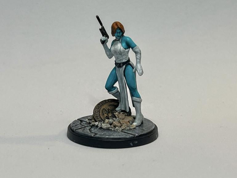 Mystique was rather fun to paint as the skin offers a good opportunity to build up a subtle contrast. For teh white, I used GW contrast white and applied several layers of pure white to bring the dress back to a descent shine. 