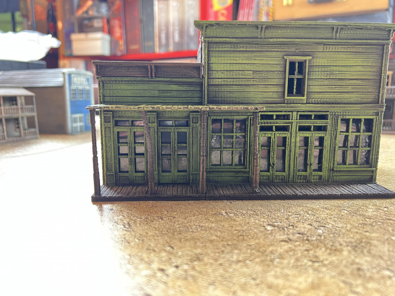 The general store is pretty nice, except that it does not seem to have a sign (something I may correct later). I painted the façade green by dry brushing the wood color.