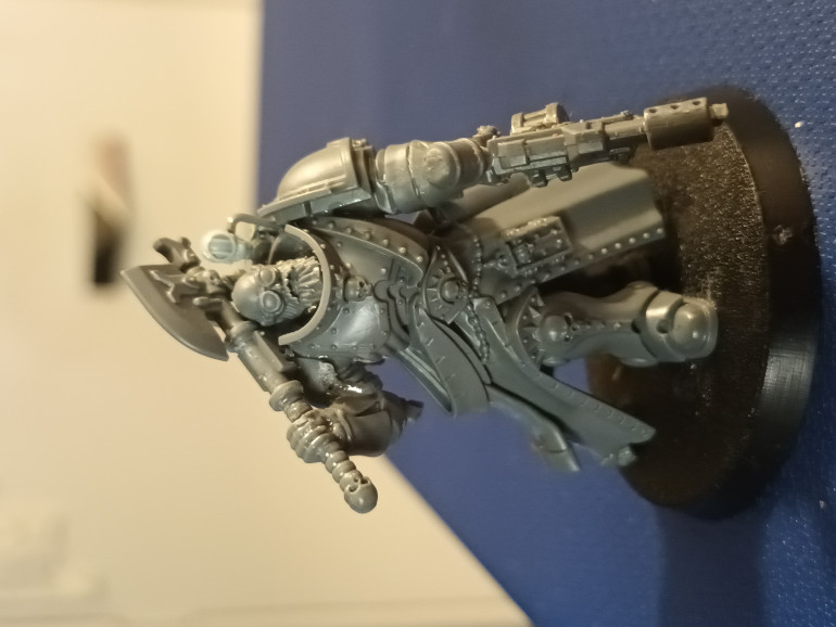 Raided the bits box and added  a spotlight from a Genestealer Hybrid torso, connected to pack by a handle I removed from an ammo box.