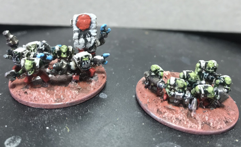 I kind of wanted to get the look of a wave by of orks storming across B thd table so placed the models at the front of the base these dudes are from vanguard miniatures from the skinners range, going to use these as skarboyz and the gw plastics as boyz mobs
