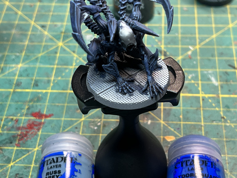 The body was treated in an identical way to the creepers with progressive and narrower drybrush of blue over zenithal highlights and metallic drybrush.