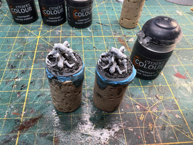 I decided to start with the larvae, portrayed in the game as a swarming mass of newly born creatures. The bases are applied a coat of in Black Templar GW Contrast.