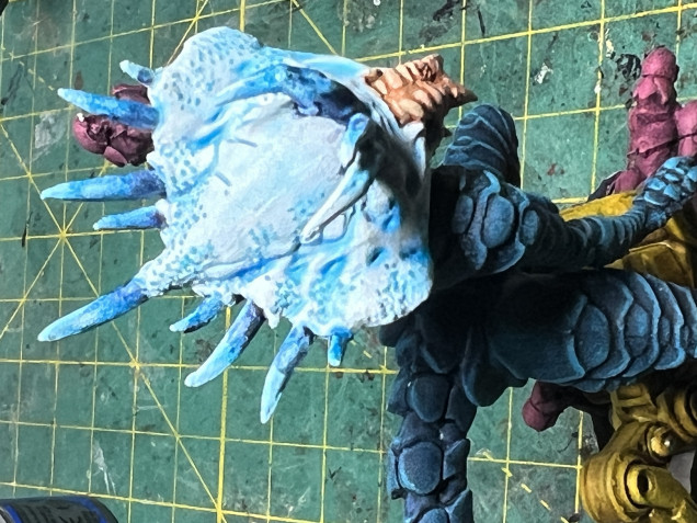 The queen was painted using previously detailed methods except for the head, which was painted using light blue GW contrasts paints, while the spines were painted with gradient blue contrast GW paint, from light blue to dark blue.