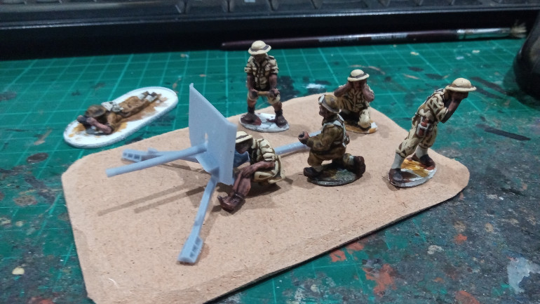 I had plenty of crew but I had given the gun to a friend for a project of his, 3D Printer goes BRRRR and in a few hours a 15mm gun was rescaled and ready to paint. Nothing is glued down, just a trial shot.