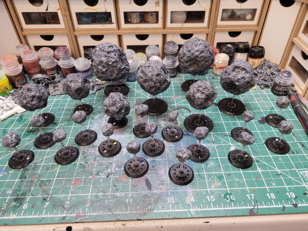 Finished the asteroids with a bit of dry brushing and washing. 