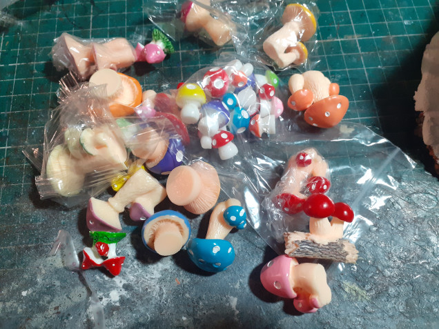 Big old multi pack of resin mushrooms arrived in the mail, did try making some putty mushrooms but the looked amusing but a little suspect so found a cheap pack online