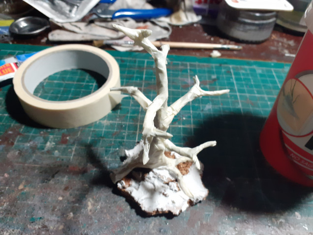 Next I stuck the tree to a Cork base and built it up with broken bits of Cork and some bits of stone. It qas then covered in filler to fill in the gaps. Once this drys the whole thing will get a coat of pva glue to hold it all together.