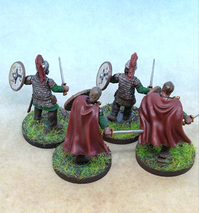 The models were primed black, a zenith of brown applied from the cloak side / shield side. This made it easier to paint the Flesh tearer Red cloaks and the white background of the shields. The cloaks got a highlight of Mephiston Red.