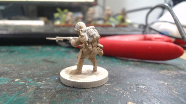 The miniatures are undercoated with a light colour and base coated with Vallejo Khaki. 