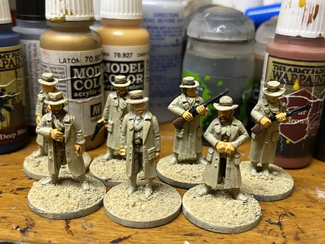 Since everyone is wearing a duster, I  spray painted everyone with Army Painter Skeleton Bone. After that, I started on a few details such as hands, faces and hair. 