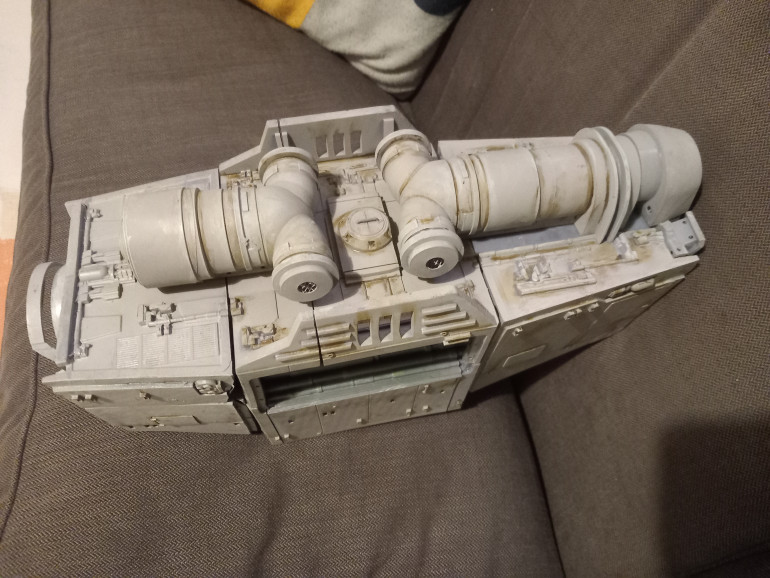 Little View of the under carriage. I forgot to print two of the hip sections so I'll have to wait until I get some more resin along with some magnets for clicking hhe legs on. Saying that it's looking good as a wreck