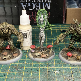 Painting the Bases and the first Finished Models