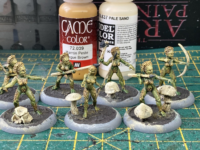 Finally the models were drybrushed first with Plague Brown then a mix of Plague Brown and Pale Sand.