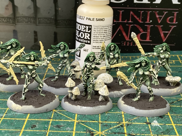 The weapons and bases were painted in the same way as the earlier models so I won’t mention that again here. I did go back to the pale sand to go over the fine leaf and vine patterns on the miniatures.