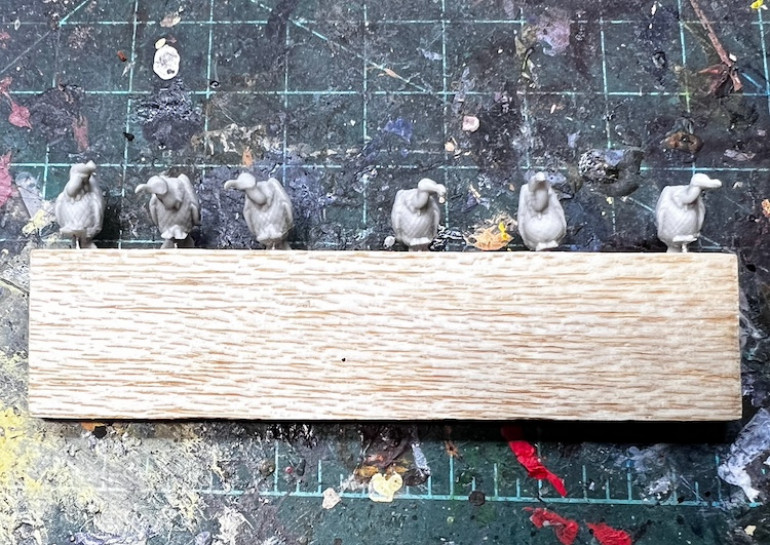 I mounted them on pins and glued them to this piece of wood for easer handling. They remind me a little of the vultures from Jungle Book.