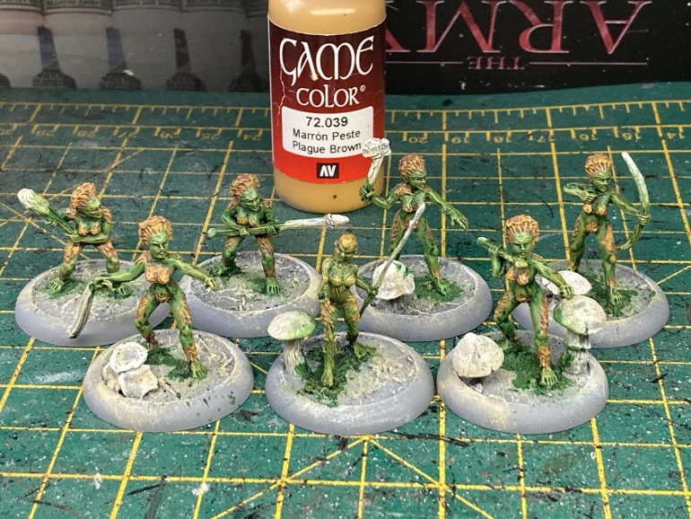 I then drybrushed the whole miniature with Plague Brown.