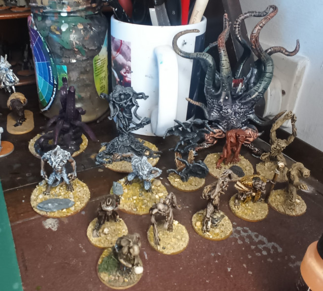 Some more Cthulhu /horrors still to be finished. 4 Ghouls, 2 Dimensional Shamblers, Ghast, Spawn of Tsathogua, Cthonion (Rafm), Werewolves (NDA), Dark Young of Snub-Niggurath, Crows ( Reaper Plastic).