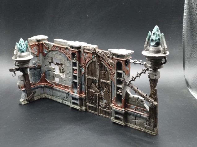 The copper work around the top of the wall was inspired by the GW painting tips video on the terrain.