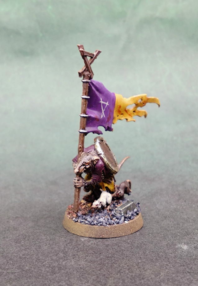 I liked picking a rat at the feet of the flagratman to paint white. Just so he stands out against the basing.