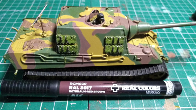 Then applied the ROTBRAUN RED BROWN in the same fashion as the OLIVEGRUN. Also gave the tank commander a quick go over with the FLAT BLACK marker.