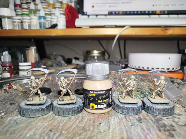 The wood was then drybrushed with Ammo Mig Dark Sand